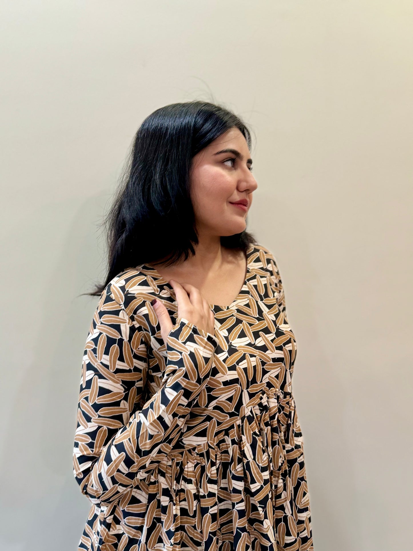 BLACK PEPLUM TOP WITH THUMBHOLE SLEEVE