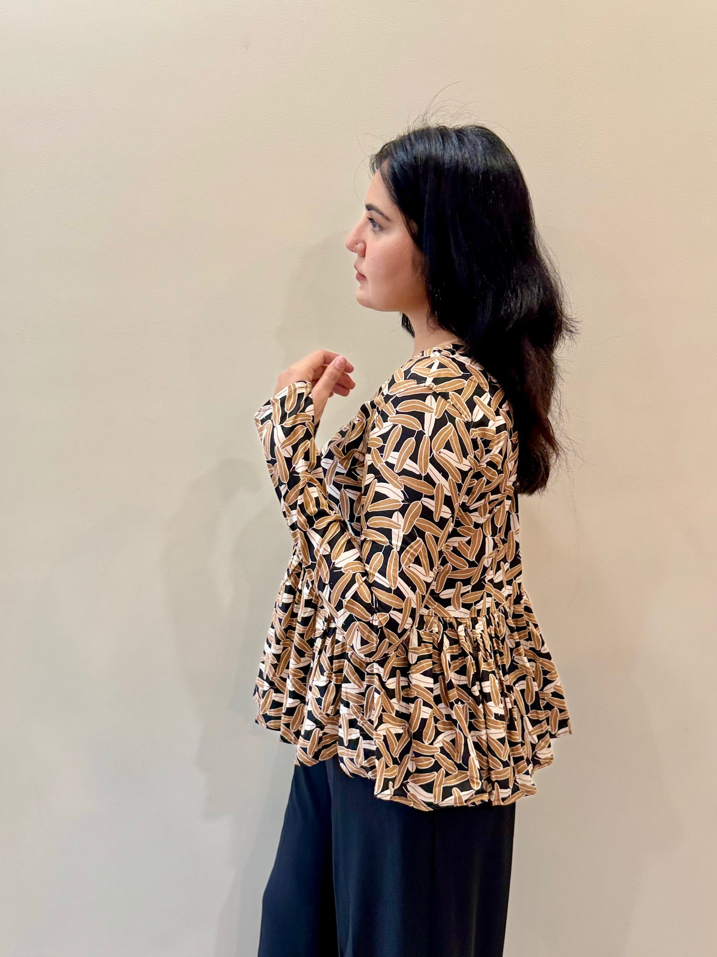 BLACK PEPLUM TOP WITH THUMBHOLE SLEEVE